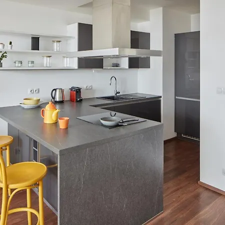 Days - One-bedroom With Balcony And Garage Parking Near The Vltava River In Holesovice * Praga
