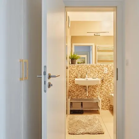 Days - One-bedroom With Balcony And Garage Parking Near The Vltava River In Holesovice